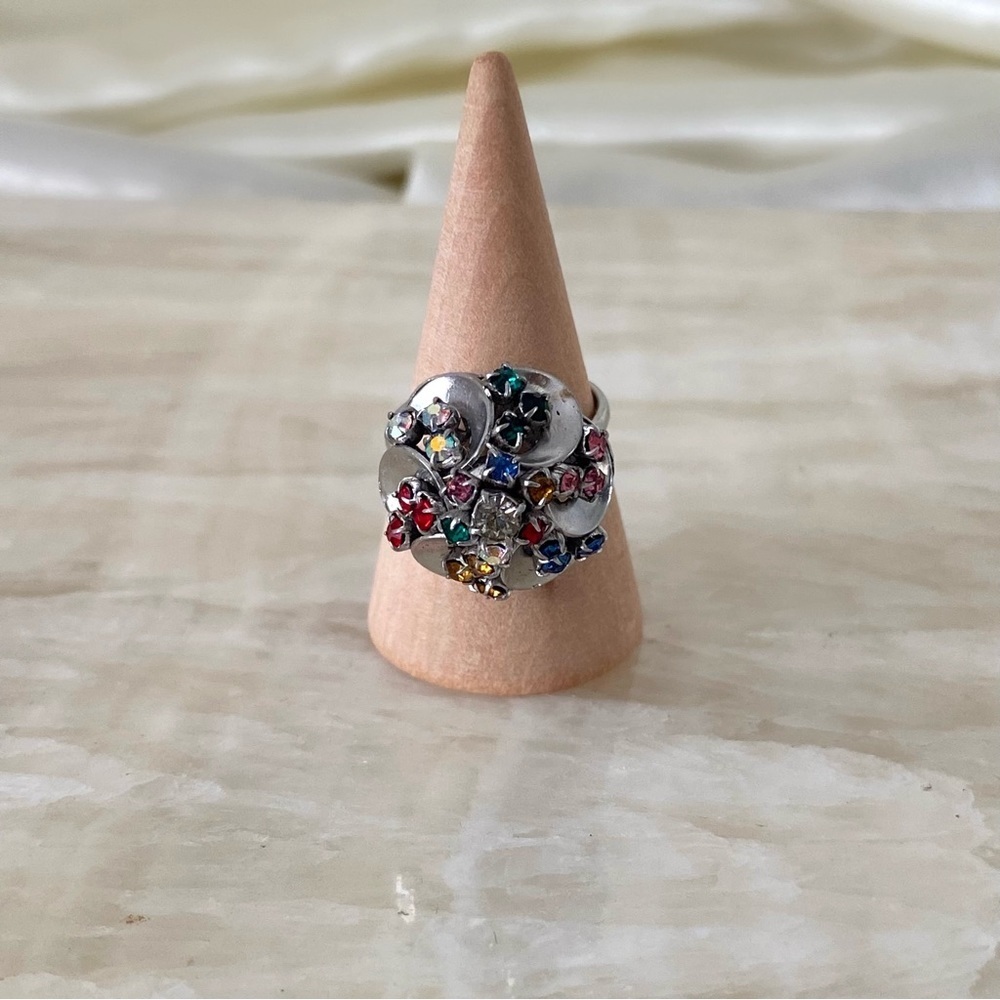 Vintage 70s silver rainbow rhinestone spiral camellia flower ring cocktail